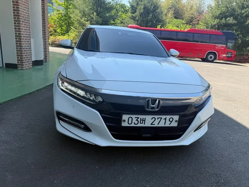 Honda Accord 10Th Generation 2.0 Hybrid Touring, снимка 2 - Автомобили и джипове - 55951769