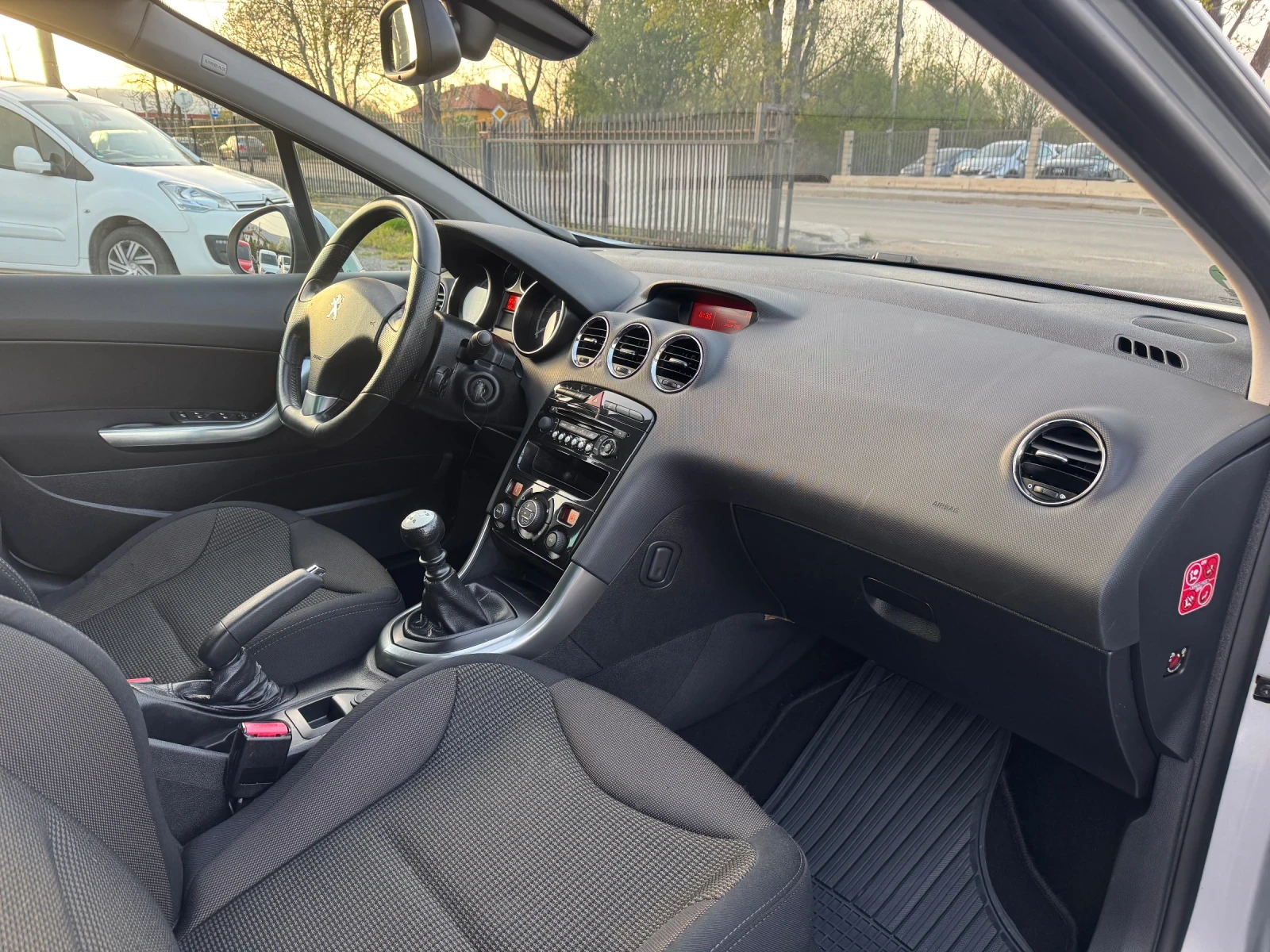 Peugeot 308 SW STYLE 1.6 e-HDI Klimatronik!! 6 speed!!, снимка 13 - Автомобили и джипове - 54346348