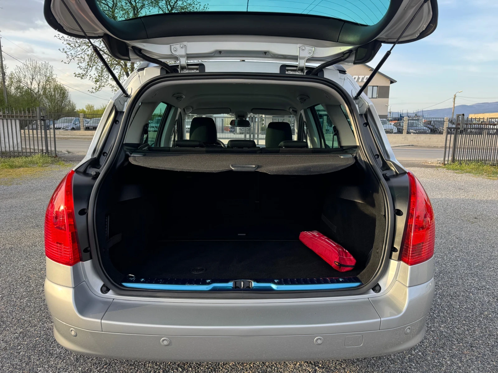 Peugeot 308 SW STYLE 1.6 e-HDI Klimatronik!! 6 speed!!, снимка 16 - Автомобили и джипове - 54346348