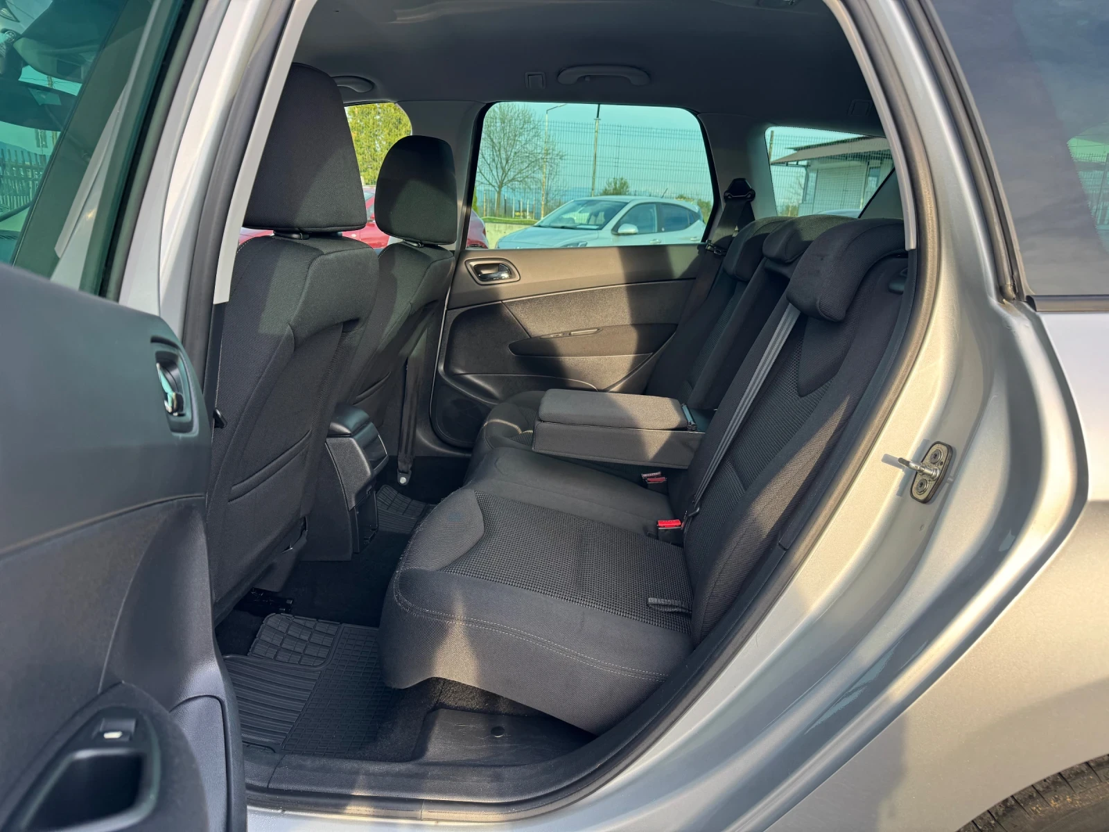 Peugeot 308 SW STYLE 1.6 e-HDI Klimatronik!! 6 speed!!, снимка 15 - Автомобили и джипове - 54346348