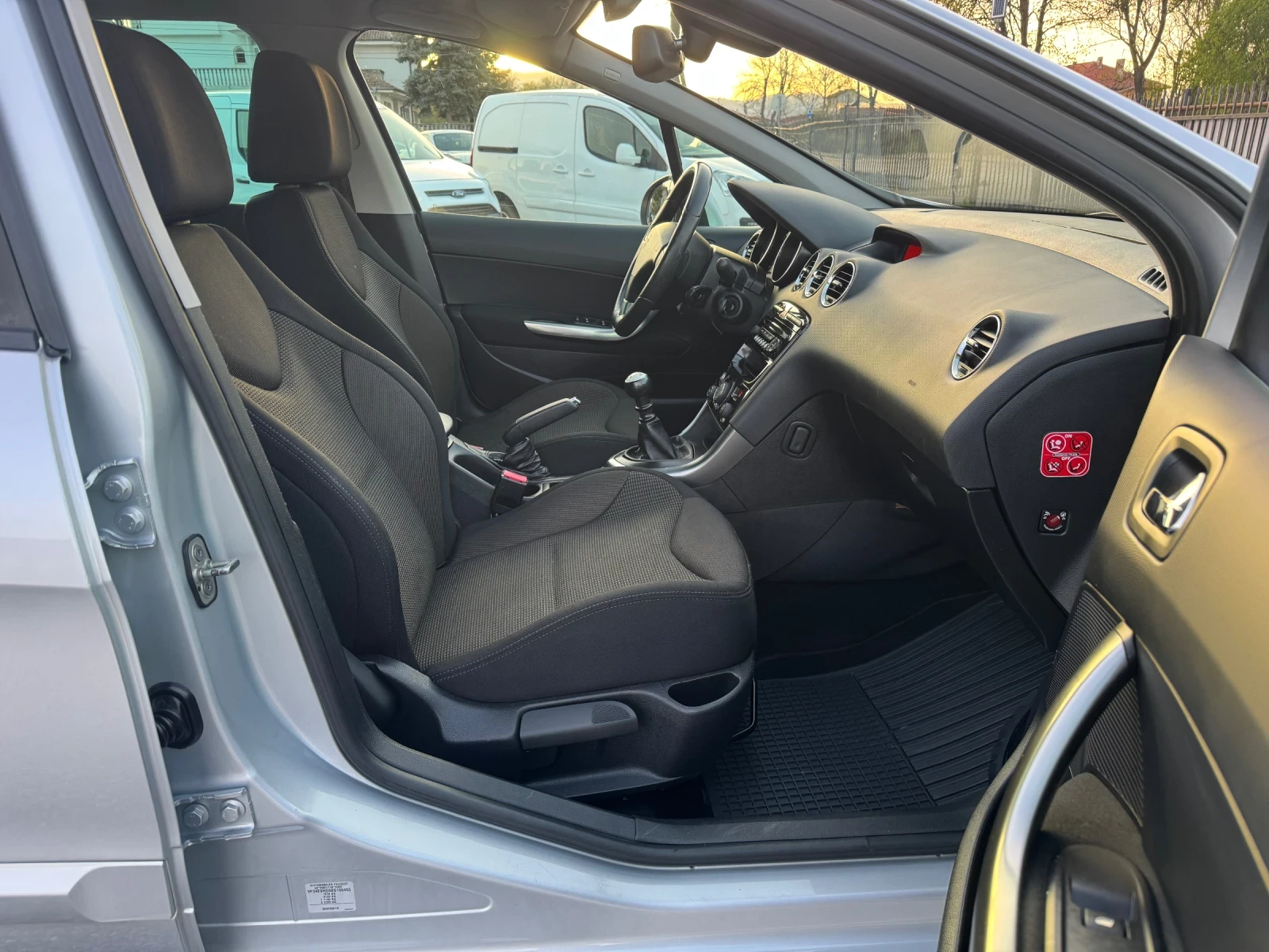 Peugeot 308 SW STYLE 1.6 e-HDI Klimatronik!! 6 speed!!, снимка 14 - Автомобили и джипове - 54346348