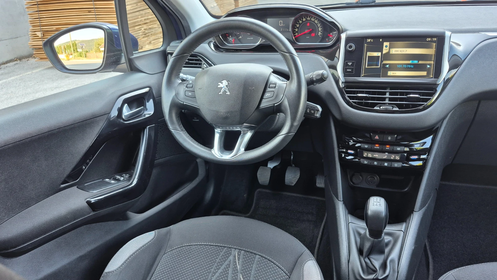 Peugeot 208 1.6HDI 130000км, снимка 15 - Автомобили и джипове - 55595276