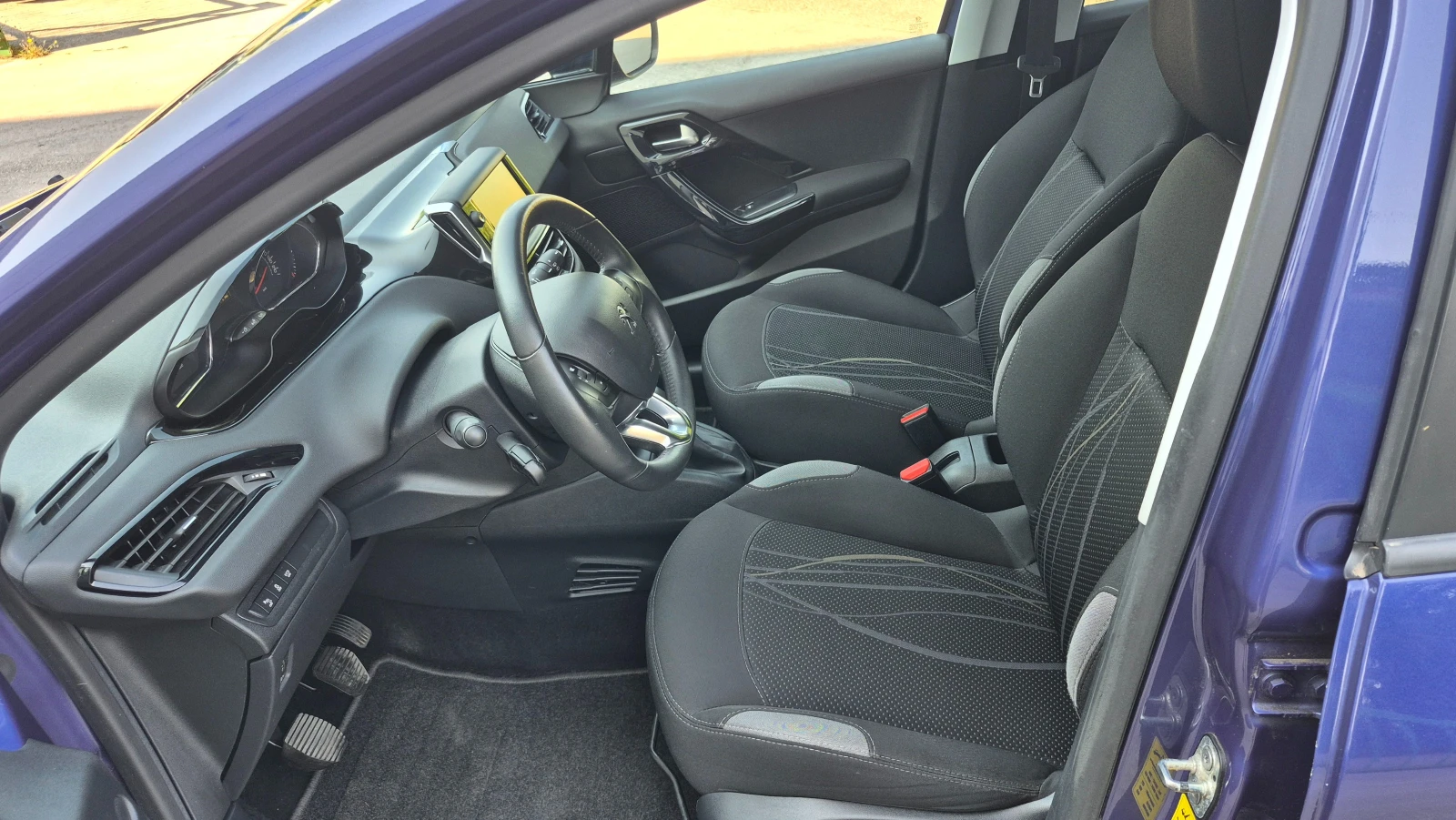 Peugeot 208 1.6HDI 130000км, снимка 9 - Автомобили и джипове - 55595276