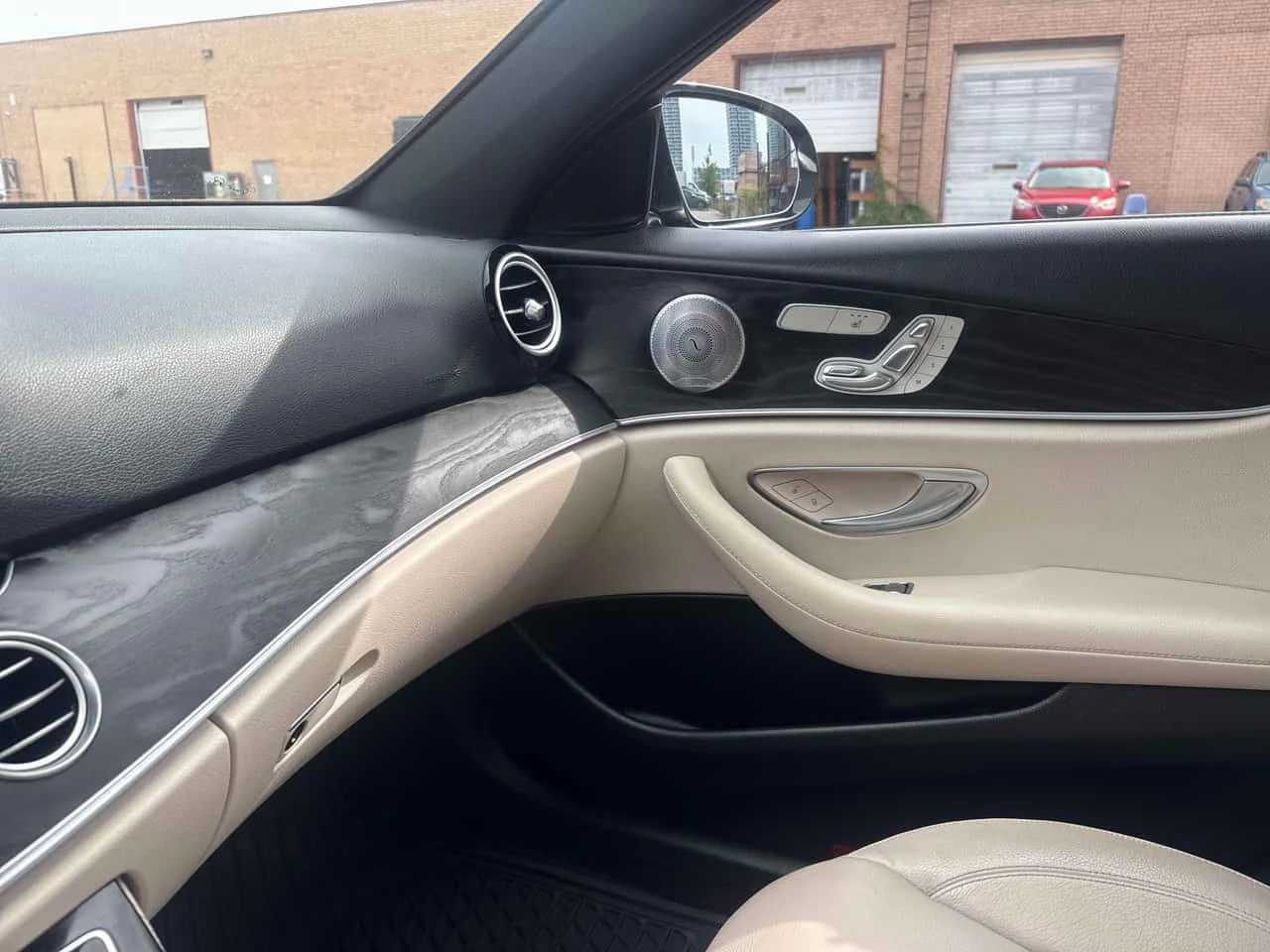 Mercedes-Benz E 400 * CARFAX * БЕЗ ПЪРВОНАЧАЛНА ВНОСКА, снимка 17 - Автомобили и джипове - 55747787