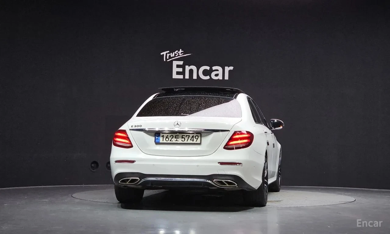 Mercedes-Benz E 300  AMG Line/ОБДУХ/ПОДГРЕВ/ПАМЕТ/ПАНО/ХЕДЪП/3D BURMA, снимка 4 - Автомобили и джипове - 55951460