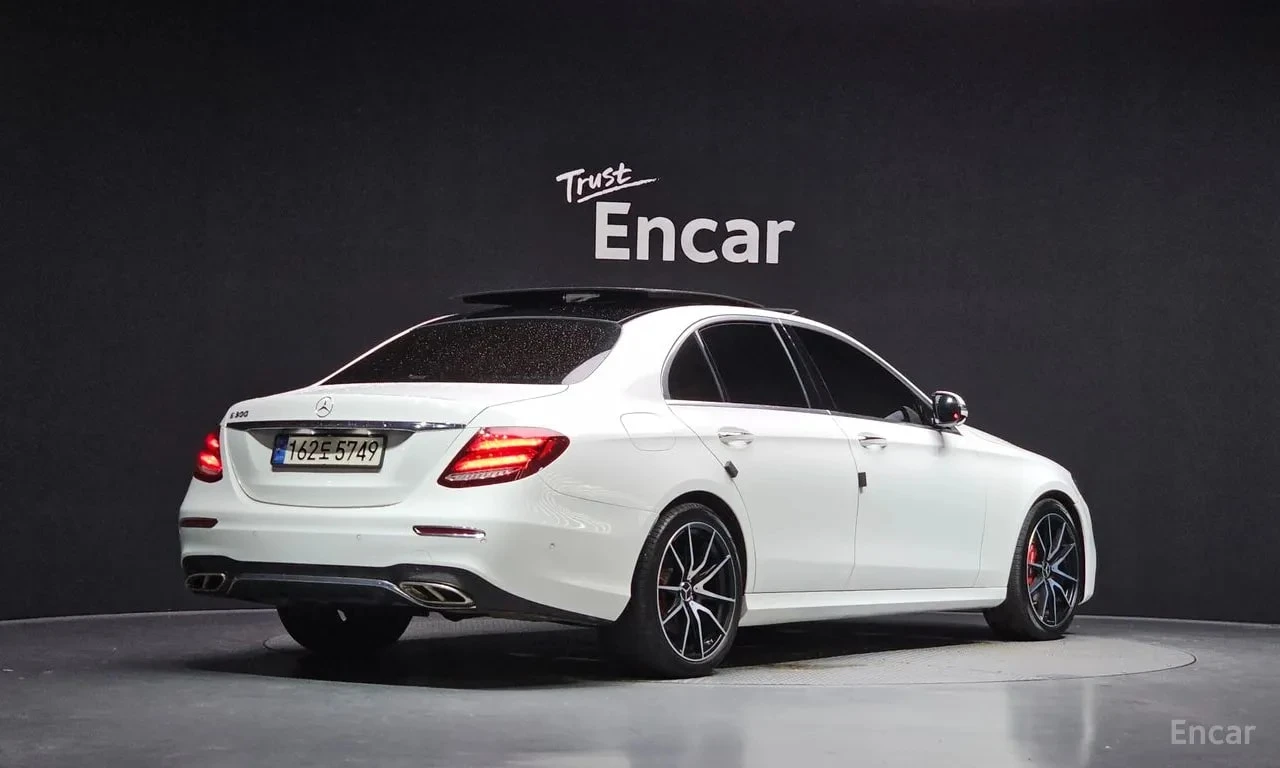 Mercedes-Benz E 300  AMG Line/ОБДУХ/ПОДГРЕВ/ПАМЕТ/ПАНО/ХЕДЪП/3D BURMA, снимка 2 - Автомобили и джипове - 55951460