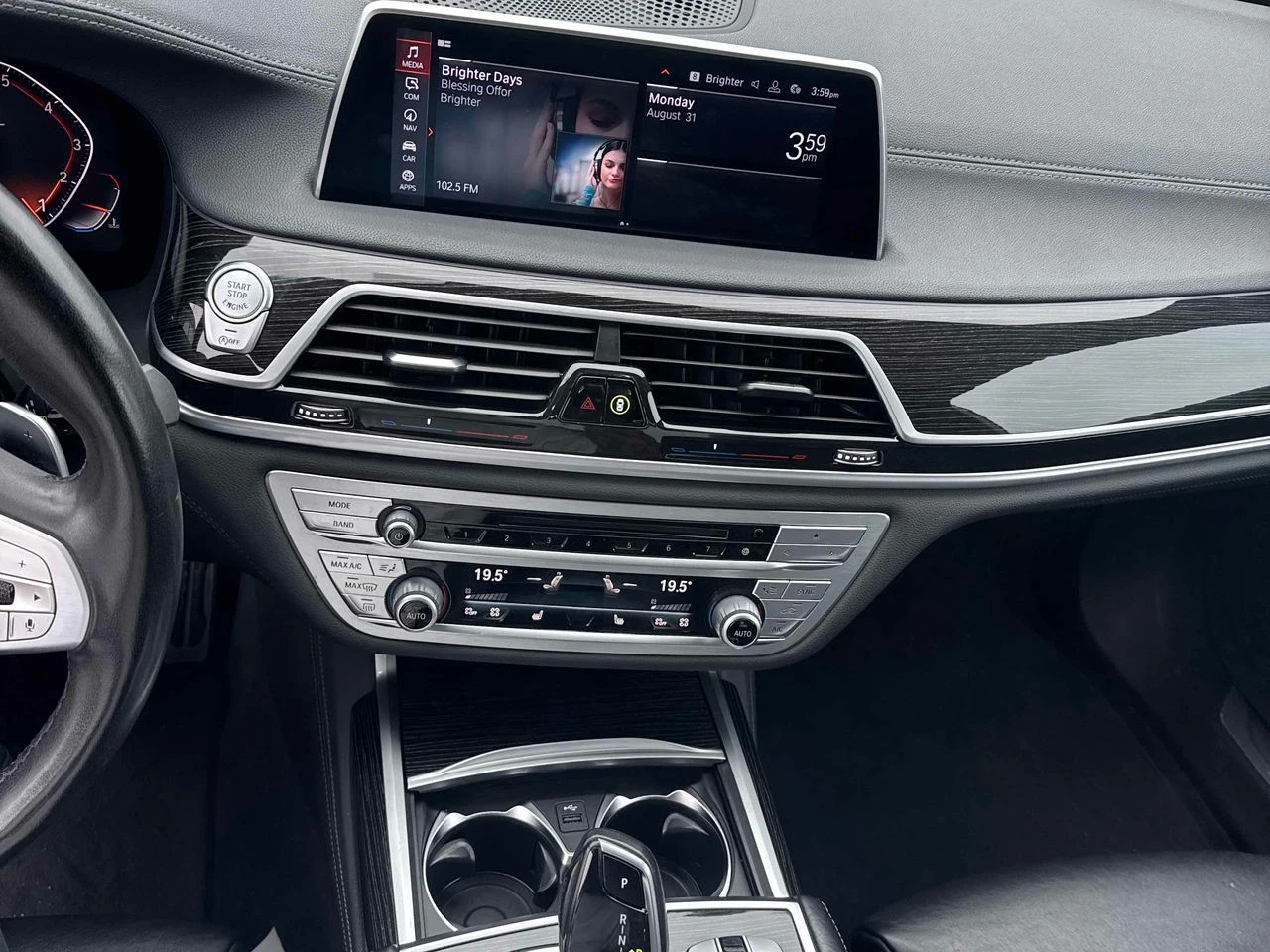 BMW 750 750i xDrive, снимка 9 - Автомобили и джипове - 55953576