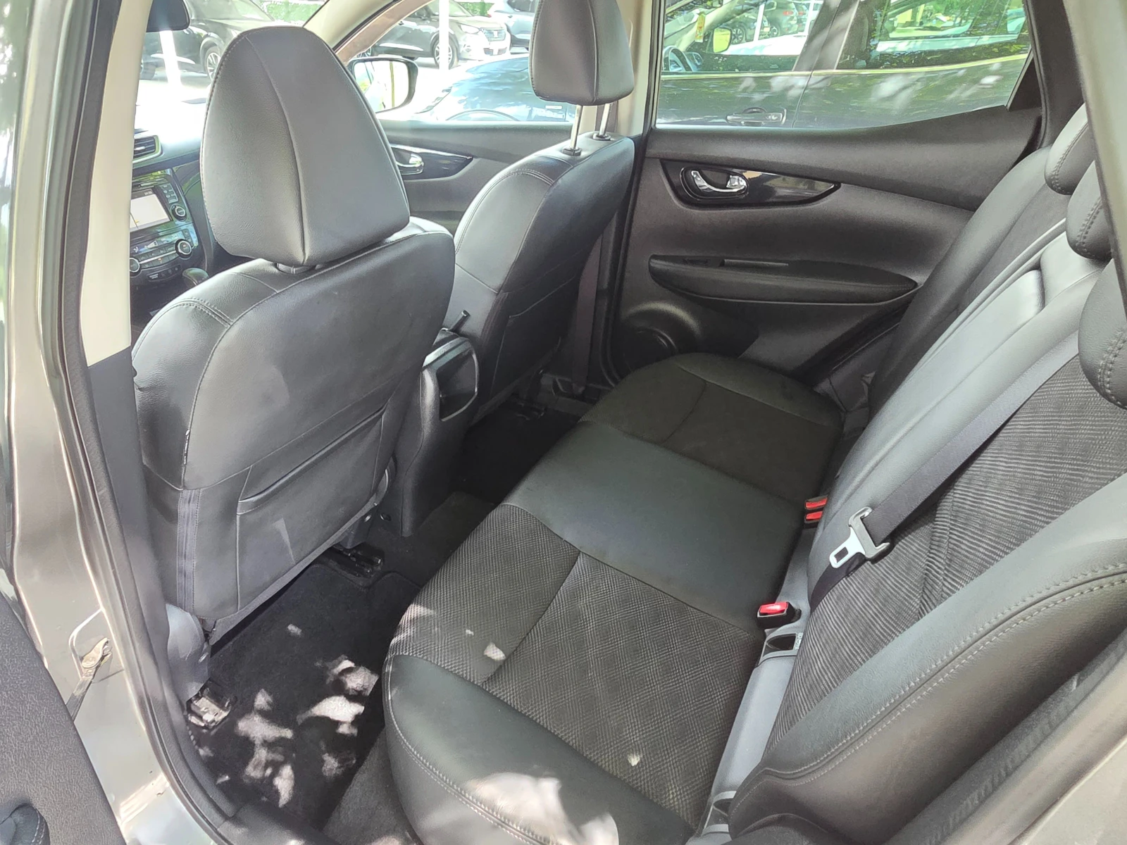 Nissan Qashqai 1.6 DCI * * 360-Kamera* * PARK ASSIST* NAVI* DISTR, снимка 11 - Автомобили и джипове - 54548547