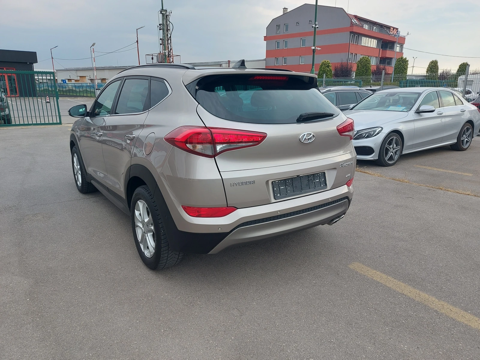 Hyundai Tucson 2.0 CRDI* 4 WD* Автоматик* FULL, FULL EXTRI, снимка 5 - Автомобили и джипове - 56166556