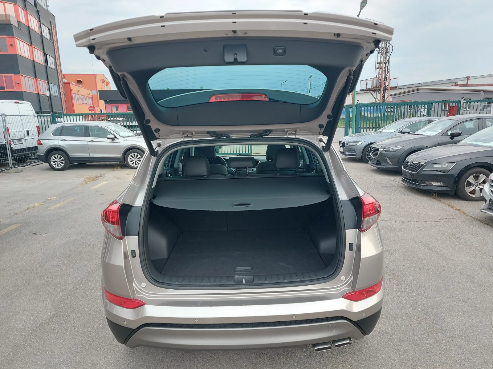 Hyundai Tucson 2.0 CRDI* 4 WD* Автоматик* FULL, FULL EXTRI, снимка 16 - Автомобили и джипове - 56166556