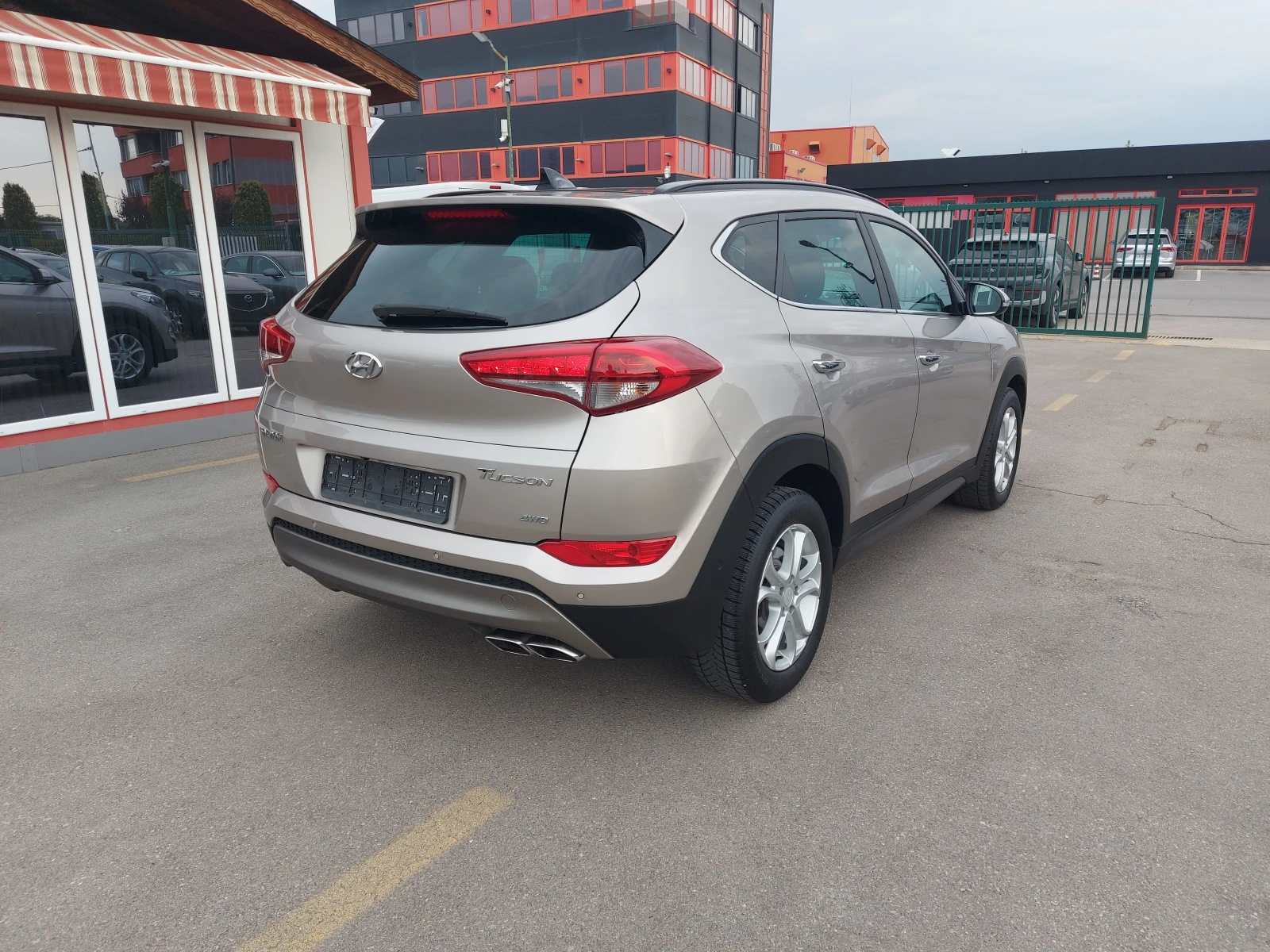 Hyundai Tucson 2.0 CRDI* 4 WD* Автоматик* FULL, FULL EXTRI, снимка 6 - Автомобили и джипове - 56166556