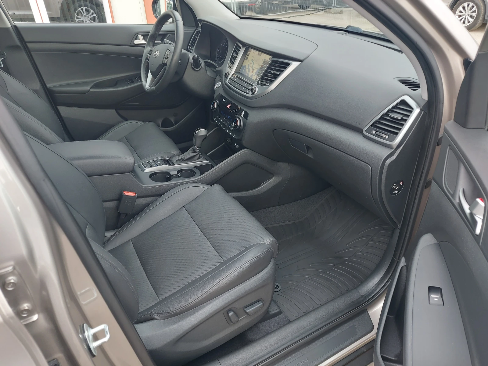 Hyundai Tucson 2.0 CRDI* 4 WD* Автоматик* FULL, FULL EXTRI, снимка 10 - Автомобили и джипове - 56166556