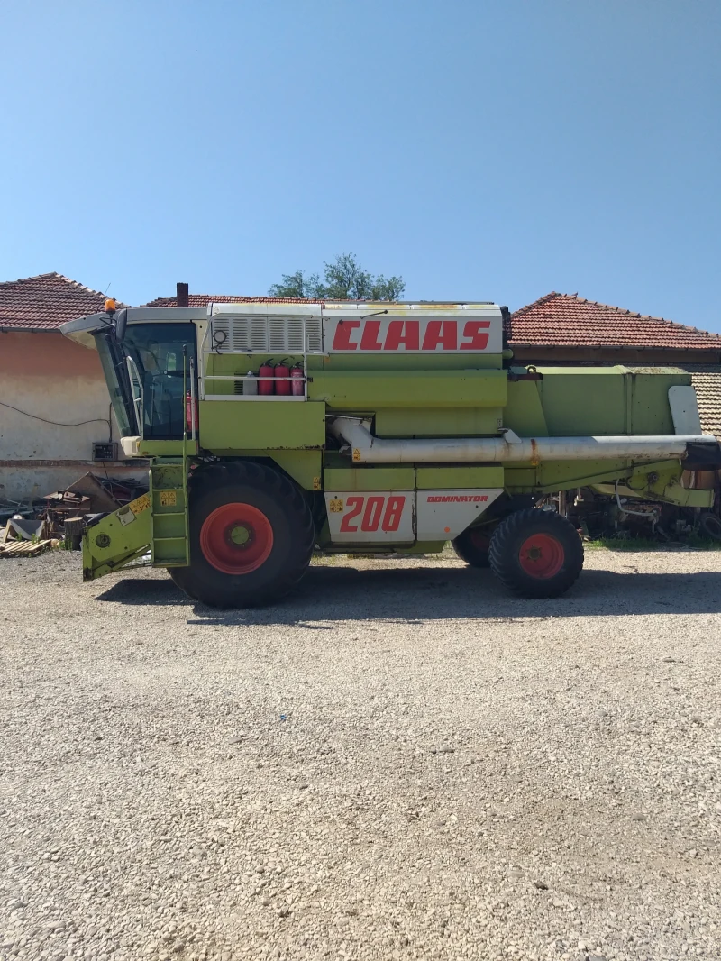 Комбайн Claas Мега208, снимка 1 - Селскостопанска техника - 49457553