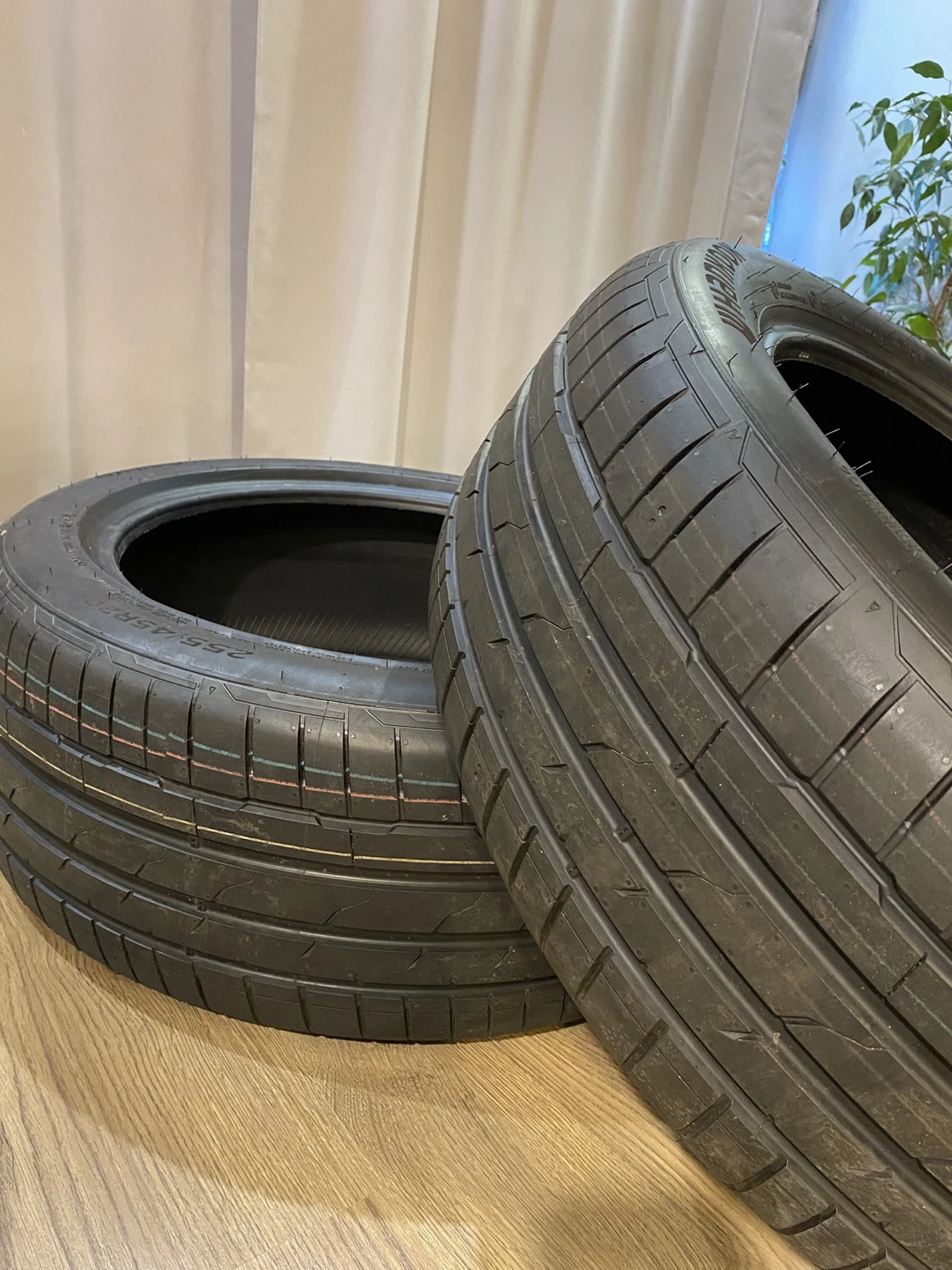 Гуми Летни 335/50R20, снимка 6 - Гуми и джанти - 54478863