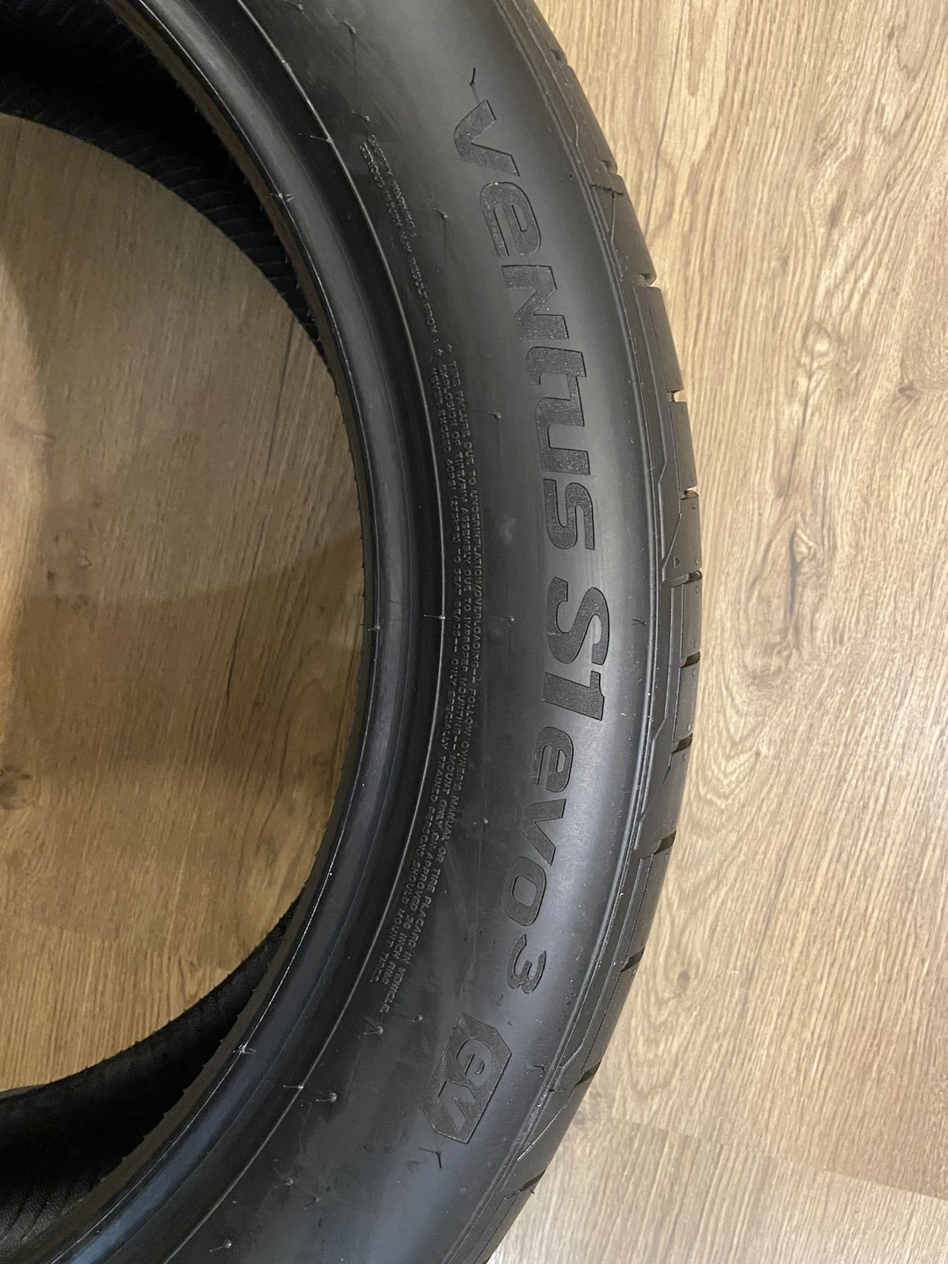 Гуми Летни 335/50R20, снимка 4 - Гуми и джанти - 54478863
