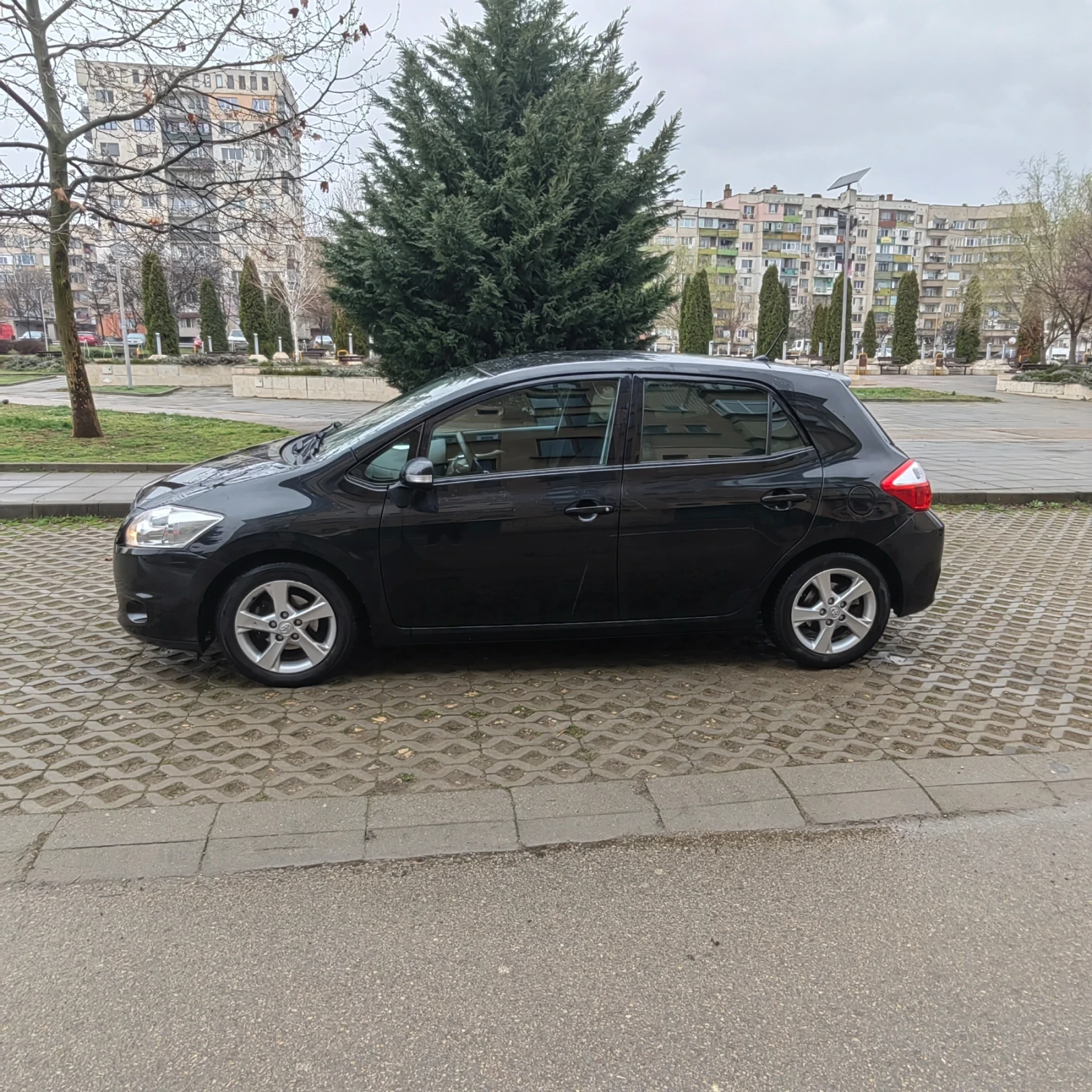 Toyota Auris 1.33, снимка 2 - Автомобили и джипове - 54075779