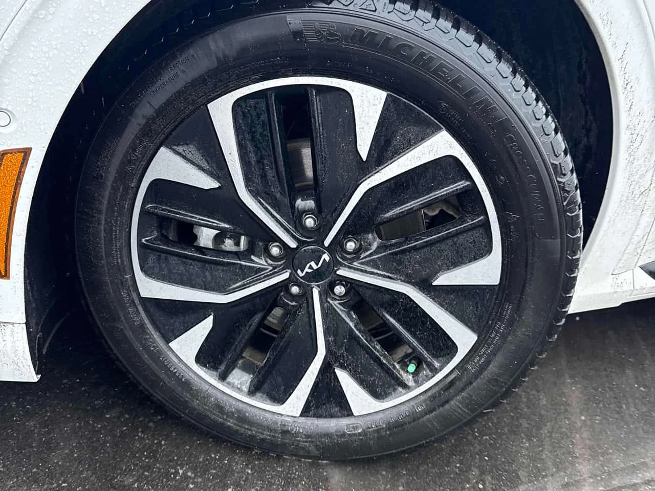 Kia EV6 * Land w/GT Line Pkg AWD * CARFAX * ДВА КЛЮЧА, снимка 7 - Автомобили и джипове - 54219109