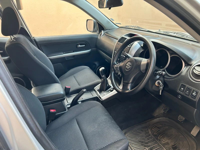 Suzuki Grand vitara 2.0 Бензин, снимка 6 - Автомобили и джипове - 47918337