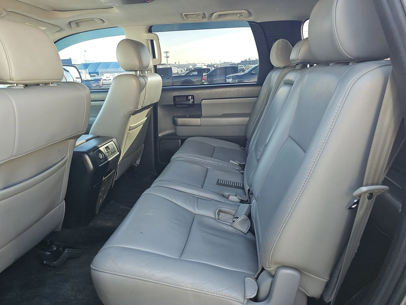 Toyota Sequoia SR5 - изображение 9