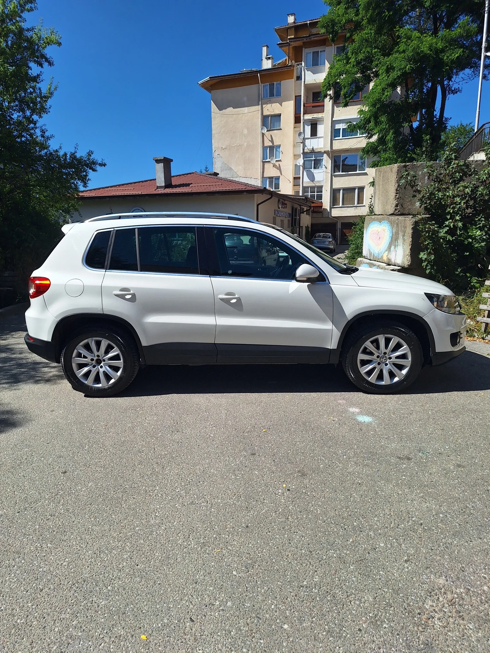 VW Tiguan 2.0 tdi 4х4 автоматик, снимка 3 - Автомобили и джипове - 55492300