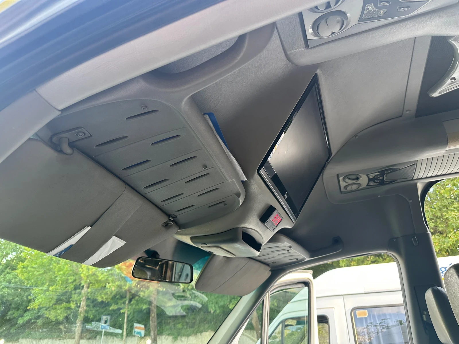 VW Crafter 2.5 TDI, снимка 9 - Бусове и автобуси - 55240418