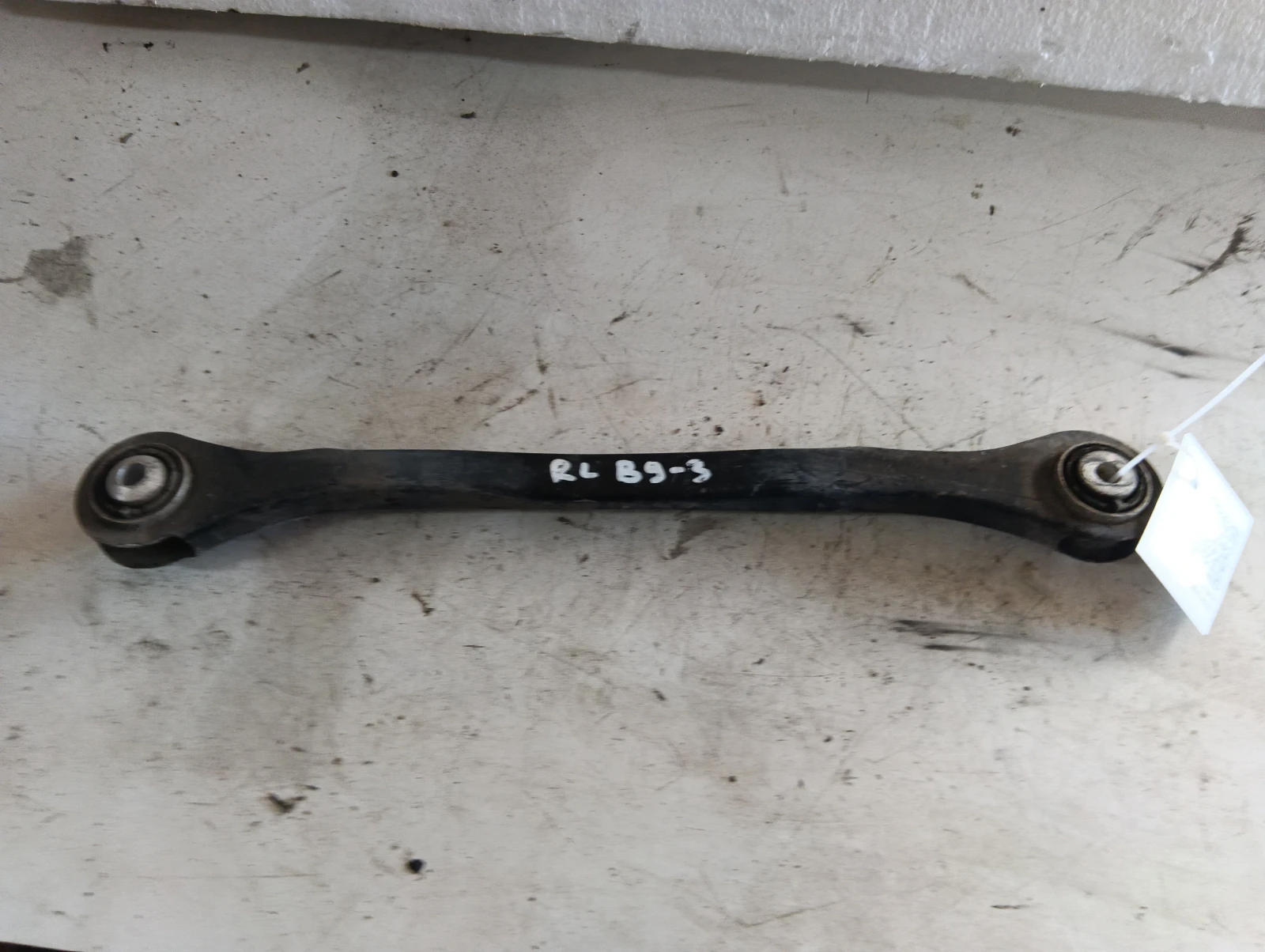 носач заден ляв 8W501529D Audi A4