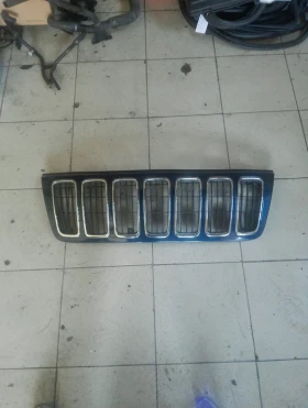 Решетка между фарове Гранд Чероки