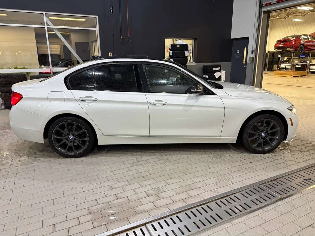 BMW 330 i xDrive | CARFAX | ГЛАВНО ПРЕДСТАВИТЕЛСТВО НА BMW, снимка 4 - Автомобили и джипове - 56265895