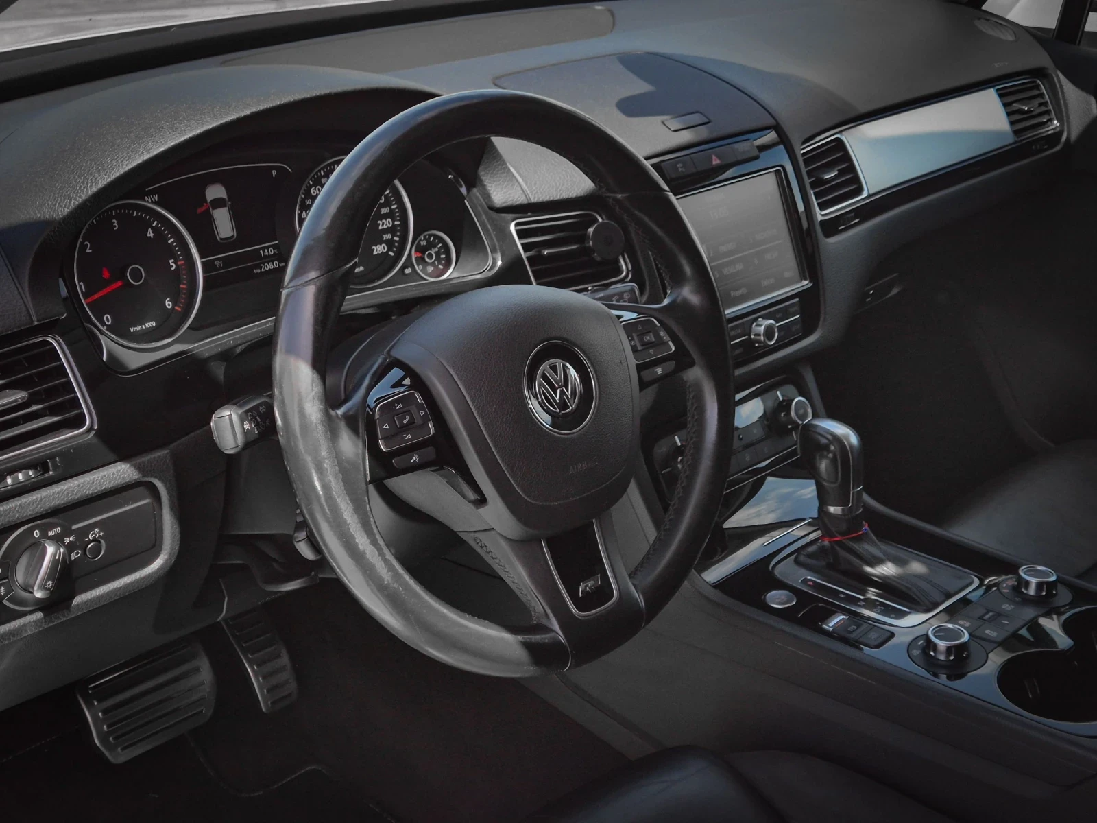 VW Touareg 3.0 TDI R Line Обслужен - лизинг без първоначална , снимка 8 - Автомобили и джипове - 54359598