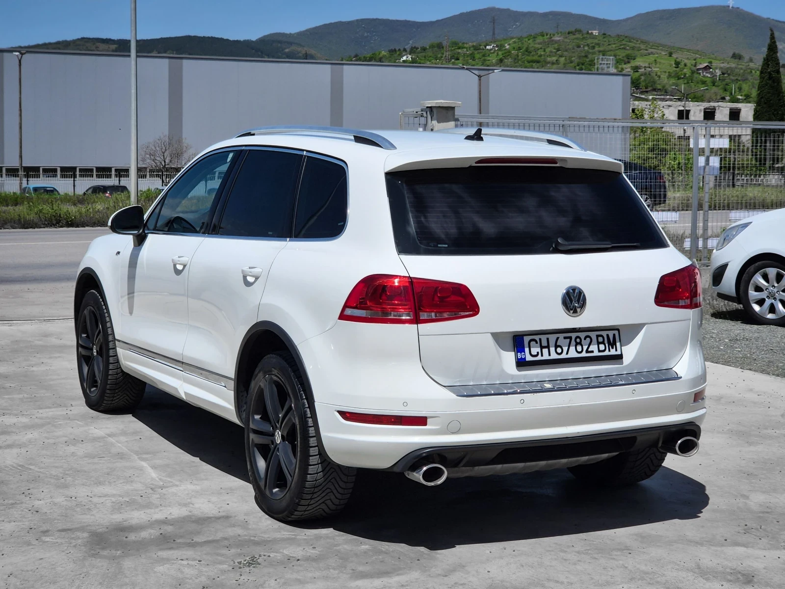 VW Touareg 3.0 TDI R Line Обслужен - лизинг без първоначална , снимка 7 - Автомобили и джипове - 54359598