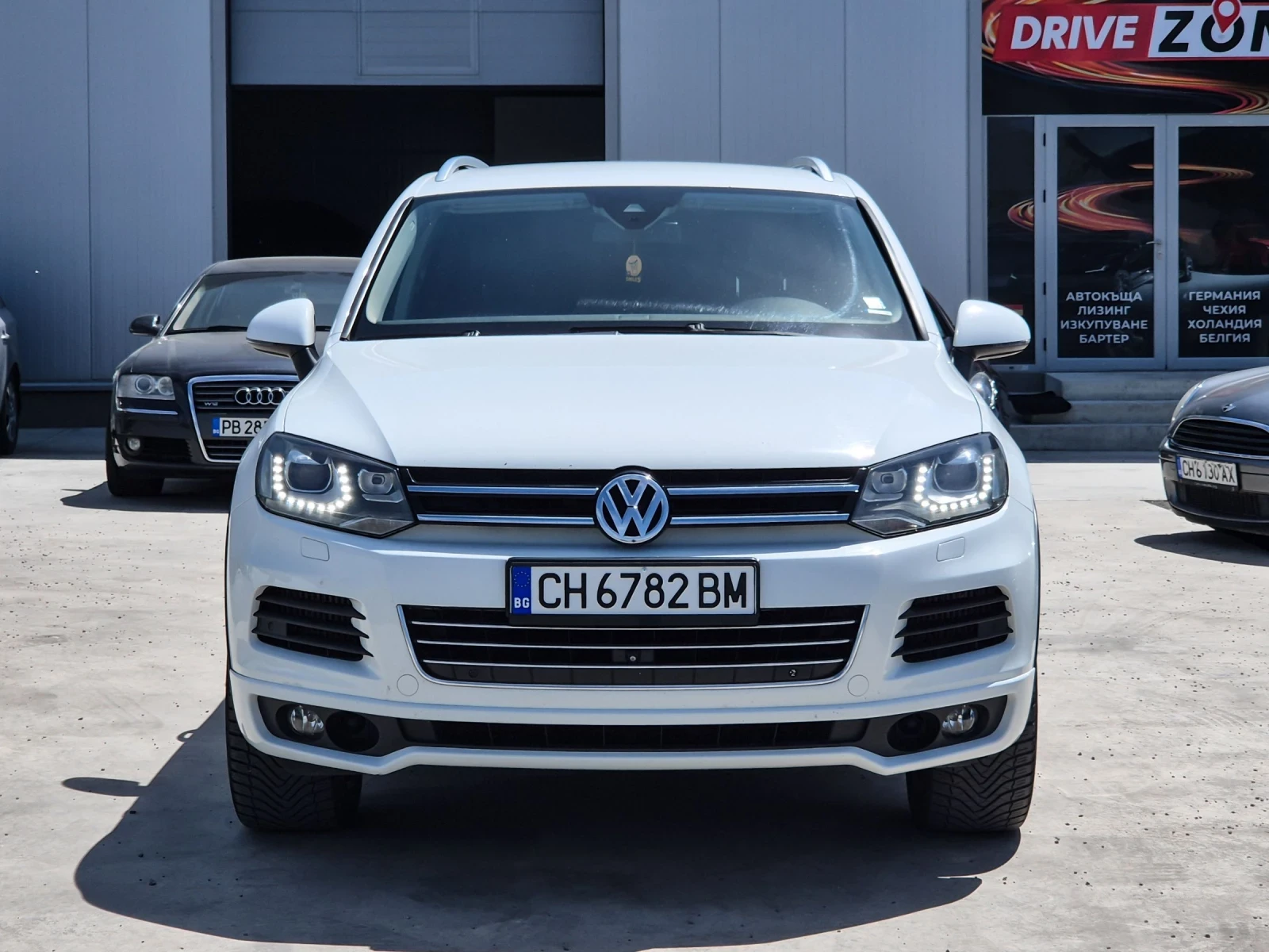 VW Touareg 3.0 TDI R Line Обслужен - лизинг без първоначална , снимка 3 - Автомобили и джипове - 54359598