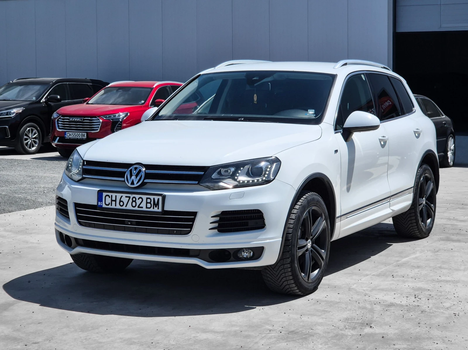 VW Touareg 3.0 TDI R Line Обслужен - лизинг без първоначална , снимка 2 - Автомобили и джипове - 54359598