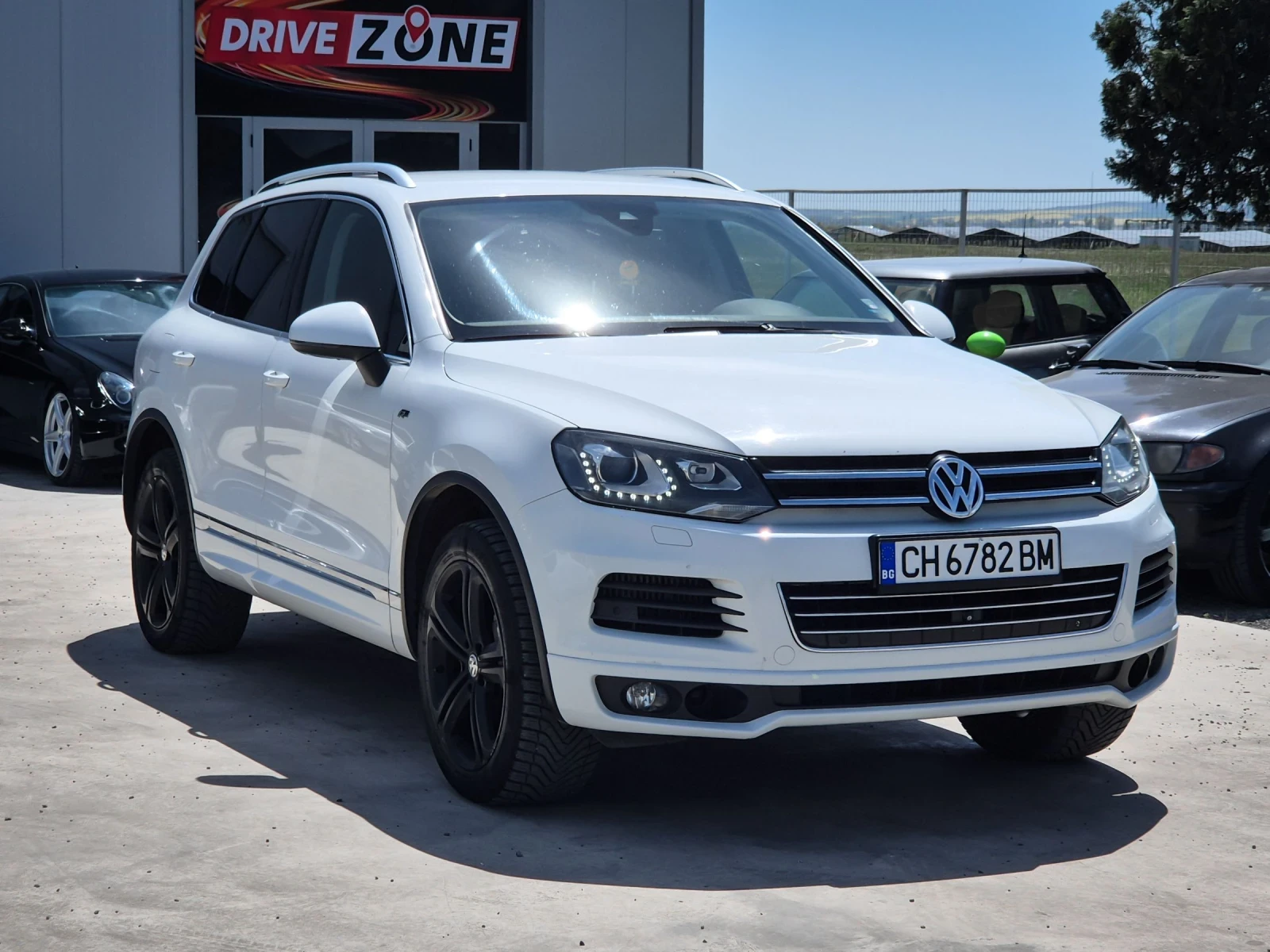 VW Touareg 3.0 TDI R Line Обслужен - лизинг без първоначална , снимка 4 - Автомобили и джипове - 54359598