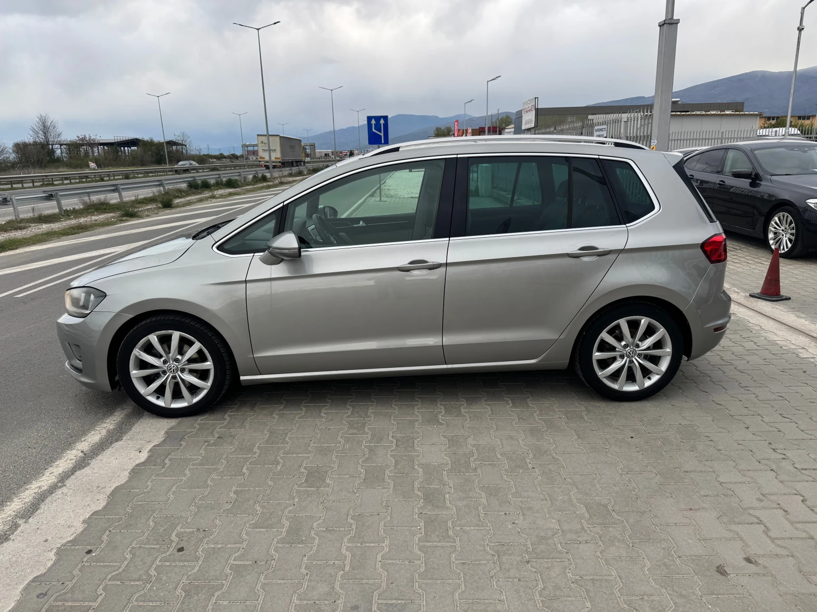 VW Golf Sportsvan, снимка 3 - Автомобили и джипове - 54157273