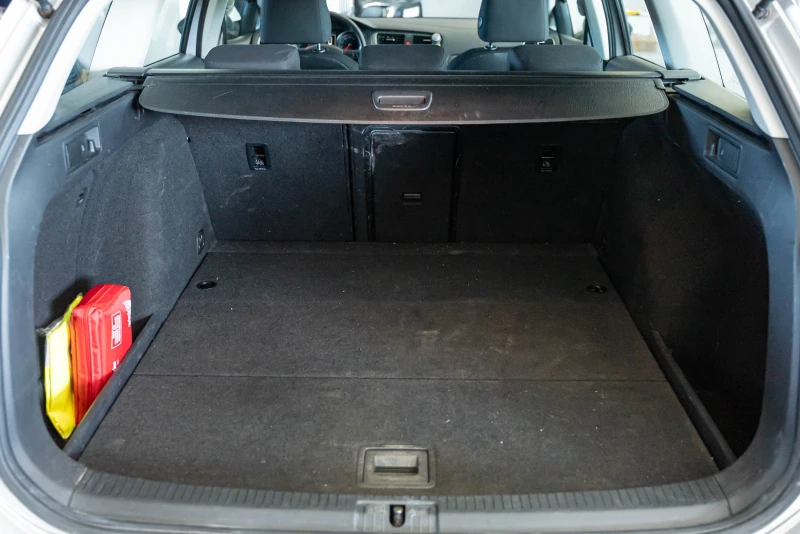 VW Golf 1.6 TDI, снимка 6 - Автомобили и джипове - 51505625