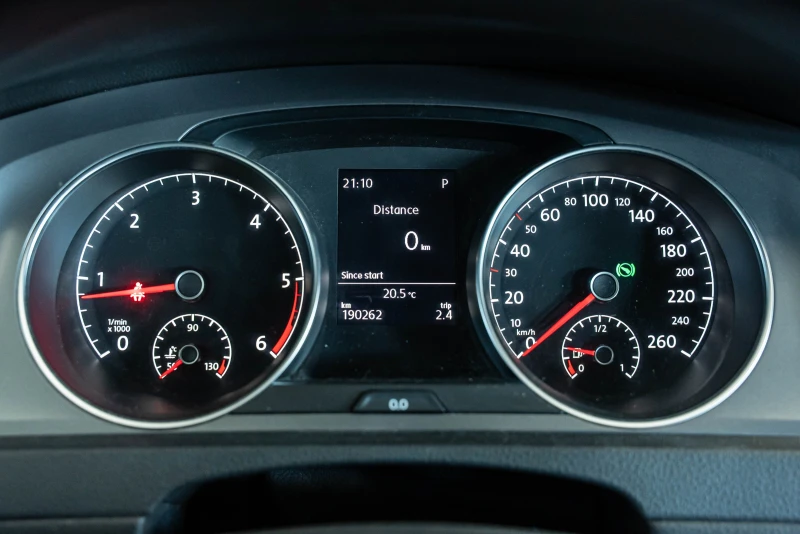 VW Golf 1.6 TDI, снимка 9 - Автомобили и джипове - 51505625