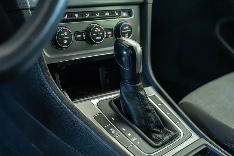 VW Golf 1.6 TDI, снимка 8 - Автомобили и джипове - 51505625