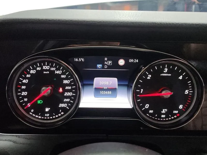 Mercedes-Benz E 220 Avantgarde - изображение 8