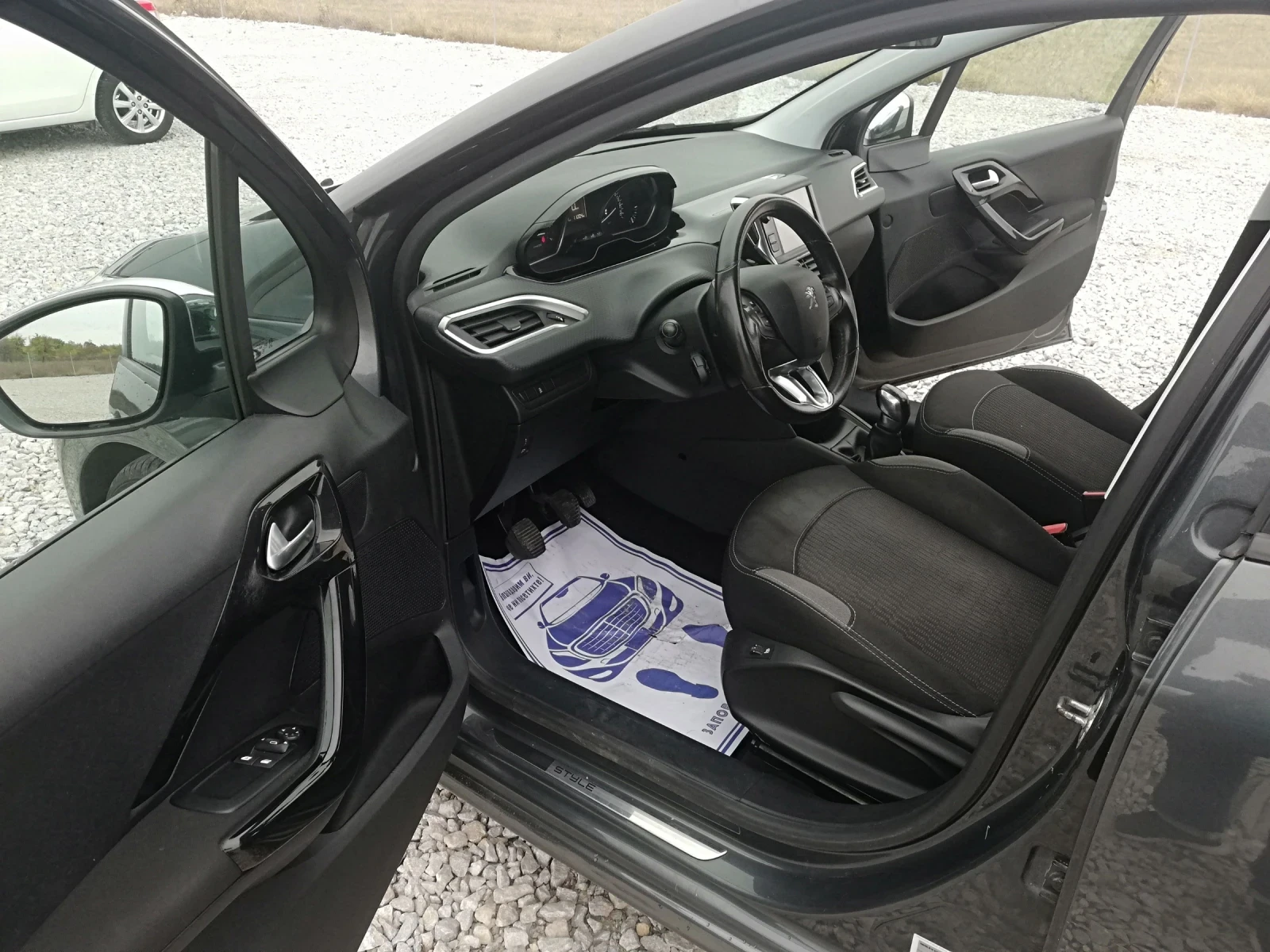 Peugeot 208 1.2i klima, снимка 8 - Автомобили и джипове - 56724301
