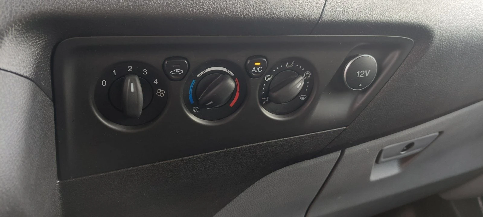 Ford Transit Custom 2.2 TDCI  клима, снимка 15 - Бусове и автобуси - 54044315