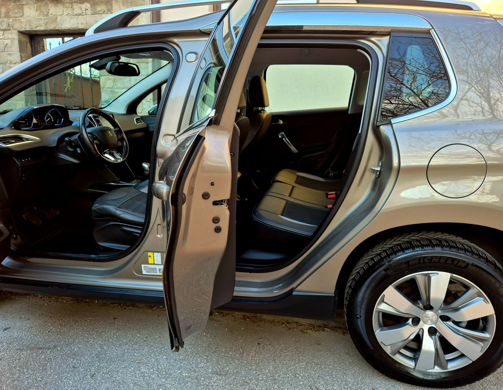 Peugeot 2008 1.6d ALLURE-нави-нов, снимка 12 - Автомобили и джипове - 54152473