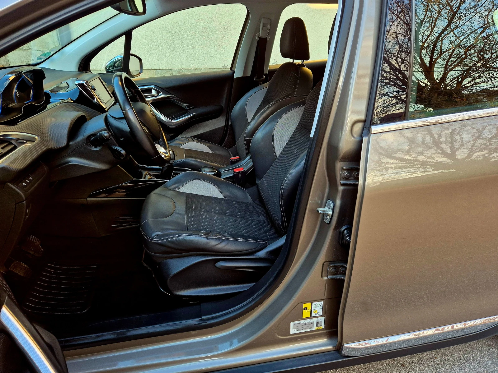 Peugeot 2008 1.6d ALLURE-нави-нов, снимка 11 - Автомобили и джипове - 54152473