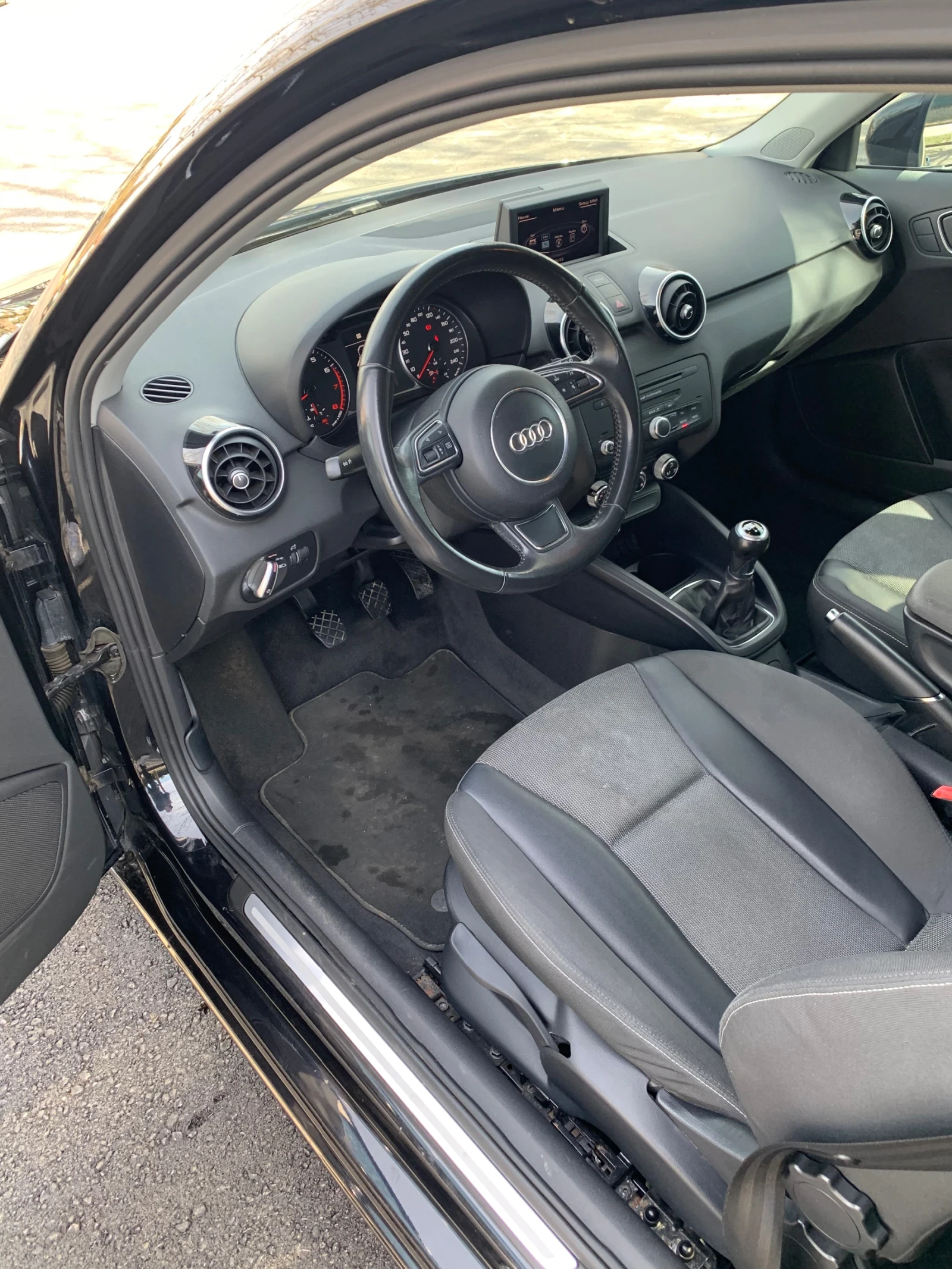 Audi A1 Ambient , снимка 5 - Автомобили и джипове - 54654635