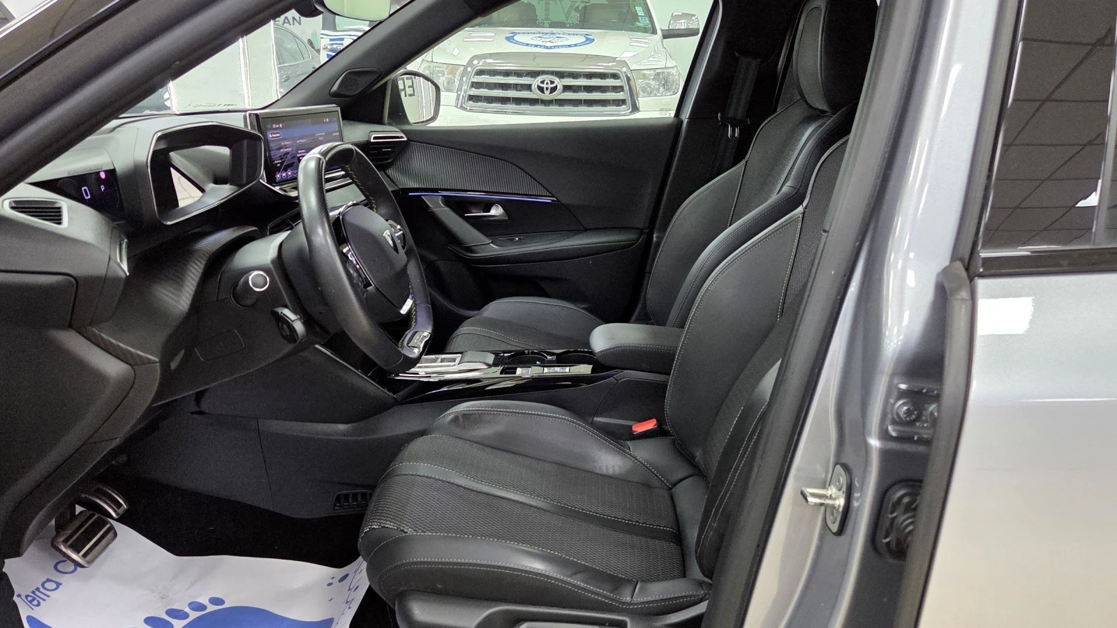 Peugeot 2008 12.2023/GTline/Navi/Camera, снимка 9 - Автомобили и джипове - 54671845