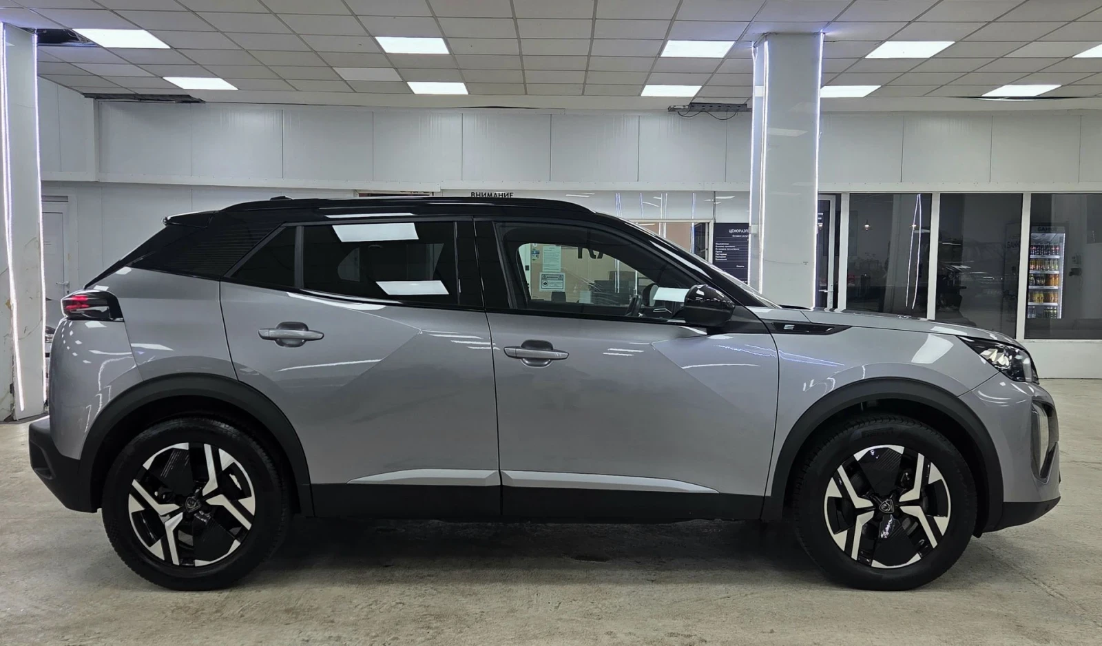 Peugeot 2008 12.2023/GT line/Navi/Camera, снимка 3 - Автомобили и джипове - 54671845