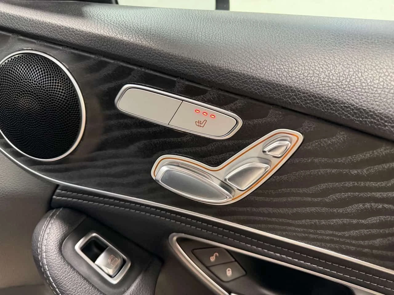 Mercedes-Benz C 300 * 4MATIC AMG PACKAGE BLUETOOTH NAVIGATION * CARFAX, снимка 13 - Автомобили и джипове - 54918527