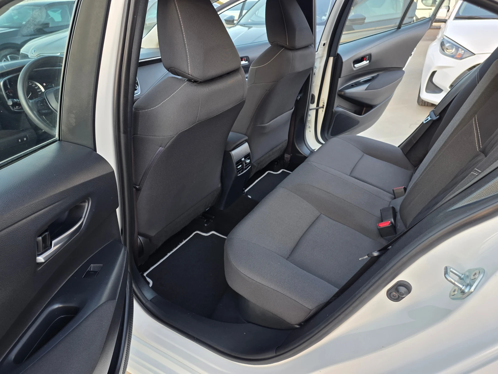 Toyota Corolla  8 HYBRID A/T 122кс, снимка 12 - Автомобили и джипове - 56154284