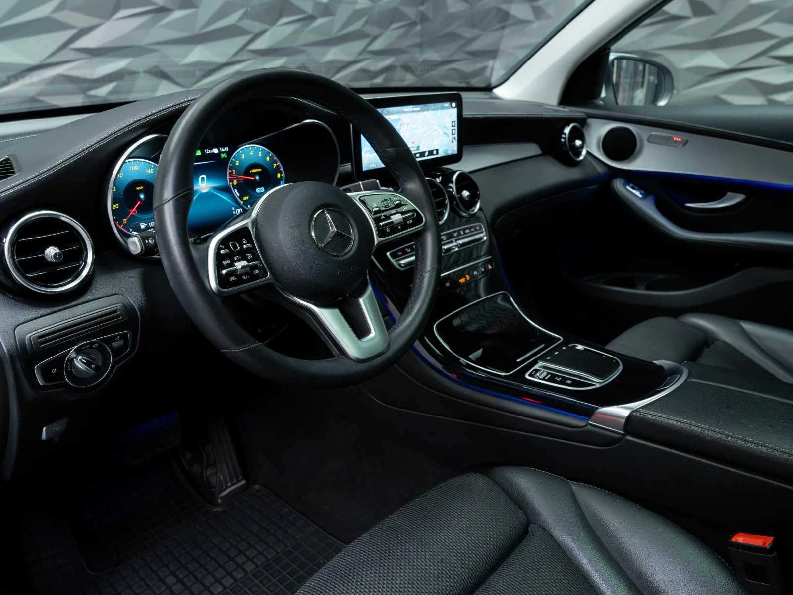 Mercedes-Benz GLC 300 300E* 4MATIC* PANO* CAM* ПОДГРЕВ* , снимка 15 - Автомобили и джипове - 55429244