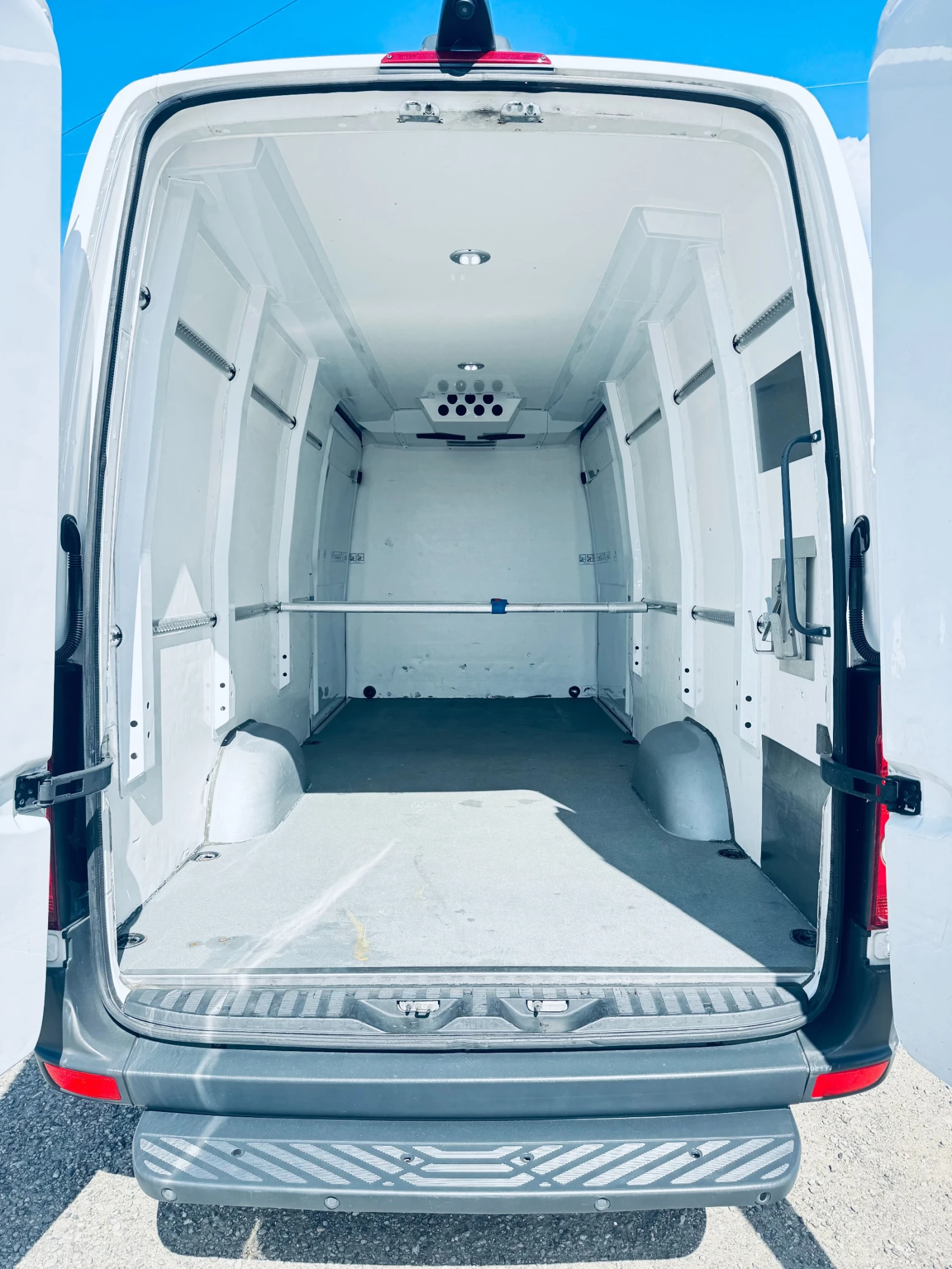 VW Crafter ДЪЛГА БАЗА ХЛАДИЛЕН Внос Швейцария ТОП СЪСТОЯНИЕ, снимка 13 - Бусове и автобуси - 54139670