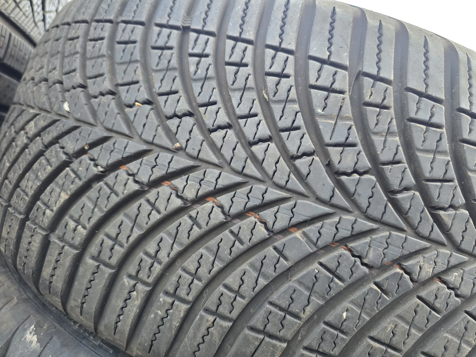 Гуми Всесезонни 235/45R18, снимка 4 - Гуми и джанти - 56726057